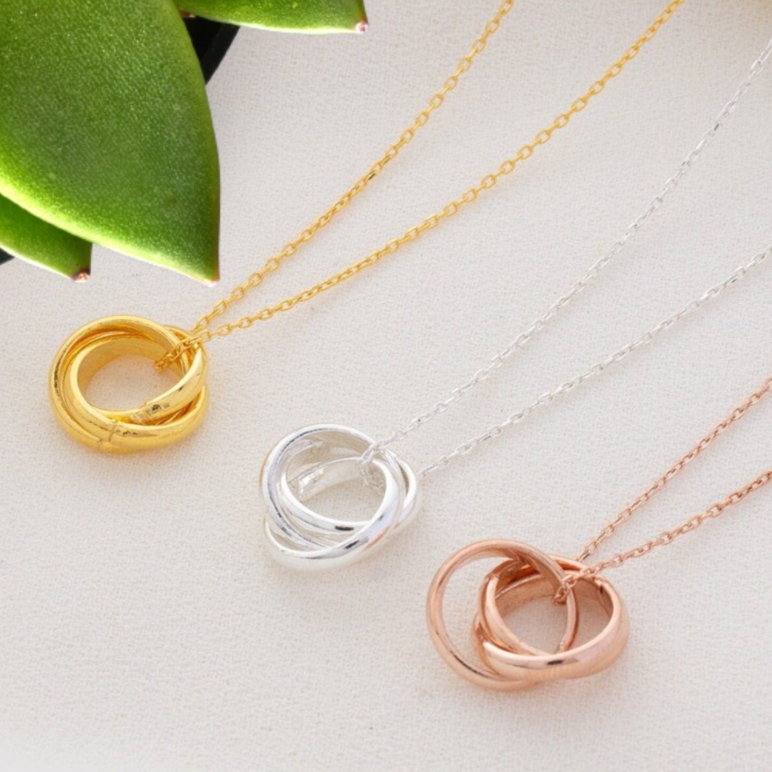 Linking on sale circles necklace